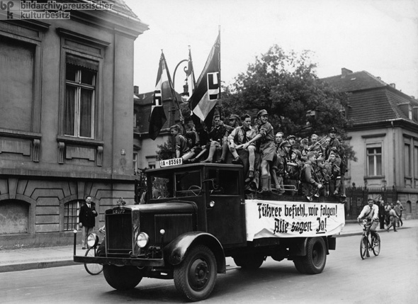 Hitler-Jugend anlässlich der Volksabstimmung über die Zusammenlegung der Ämter des Reichspräsidenten und des Reichskanzlers (19. August 1934)